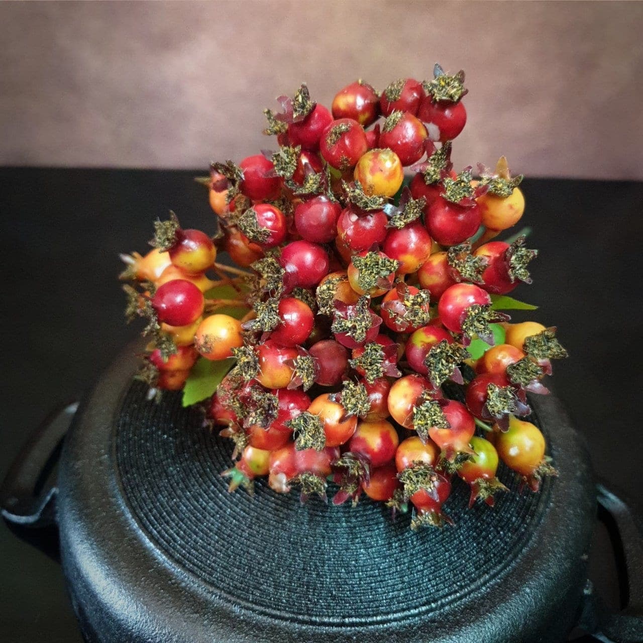 ช่อเบอรี่ (AL8), A spray of berry cluster — rounded fruit clustered for warm, autumnal weight.