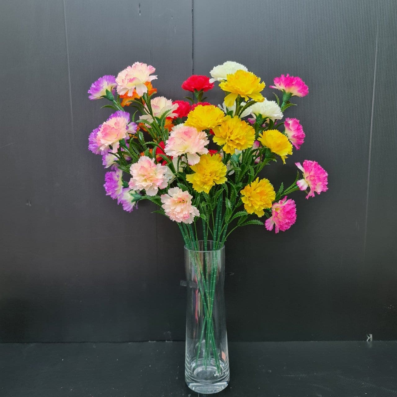คาร์เนชั่นช่อยาว (MU3), Carnation — a dense, softly toned head that holds its form in a vase.