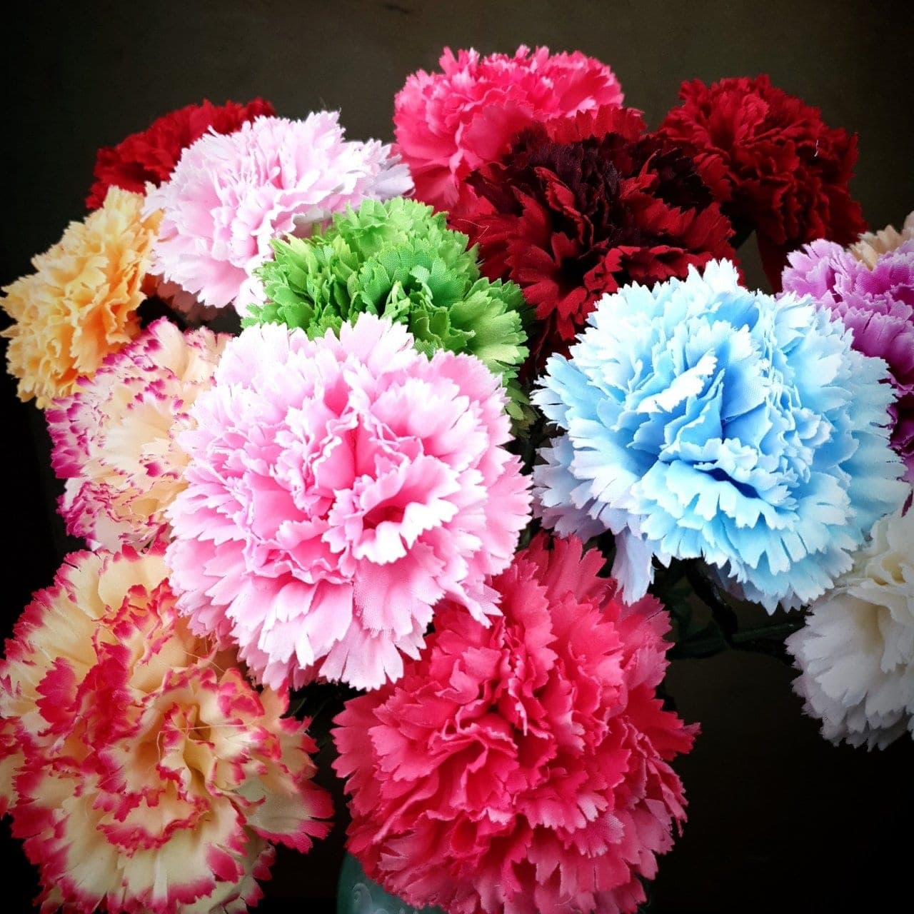 คาร์เนชั่นเดี่ยวNo.6 (P393), A single-stem carnation — a dense, softly toned head that holds its form in a vase.
