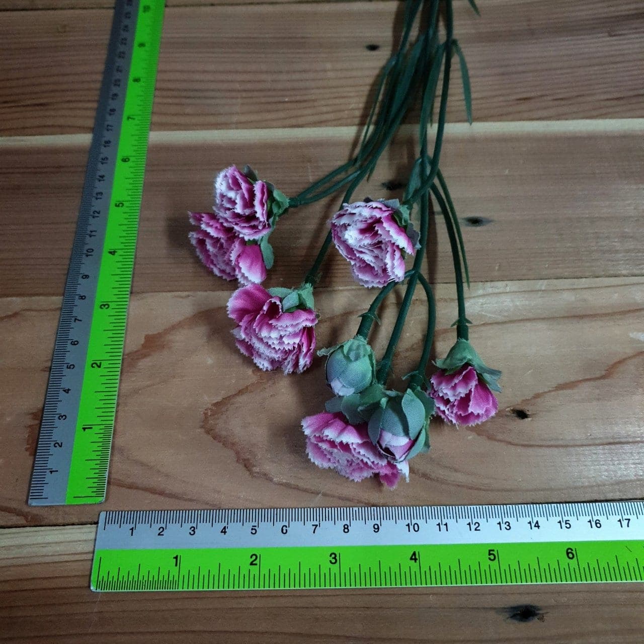 สเปรย์คาร์เนชั่นช่อยาว (P56), Carnation — a dense, softly toned head that holds its form in a vase.