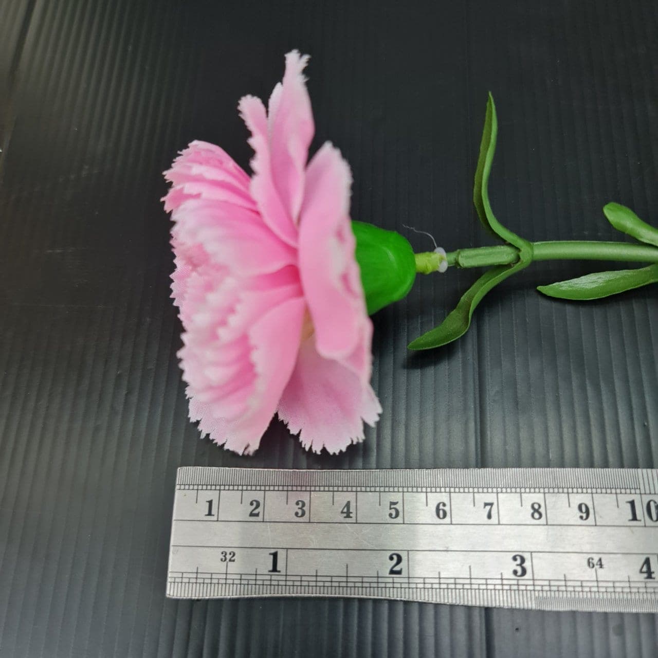 คาร์เนชั่นเดี่ยว (X07XZI1), A single-stem carnation — a dense, softly toned head that holds its form in a vase.