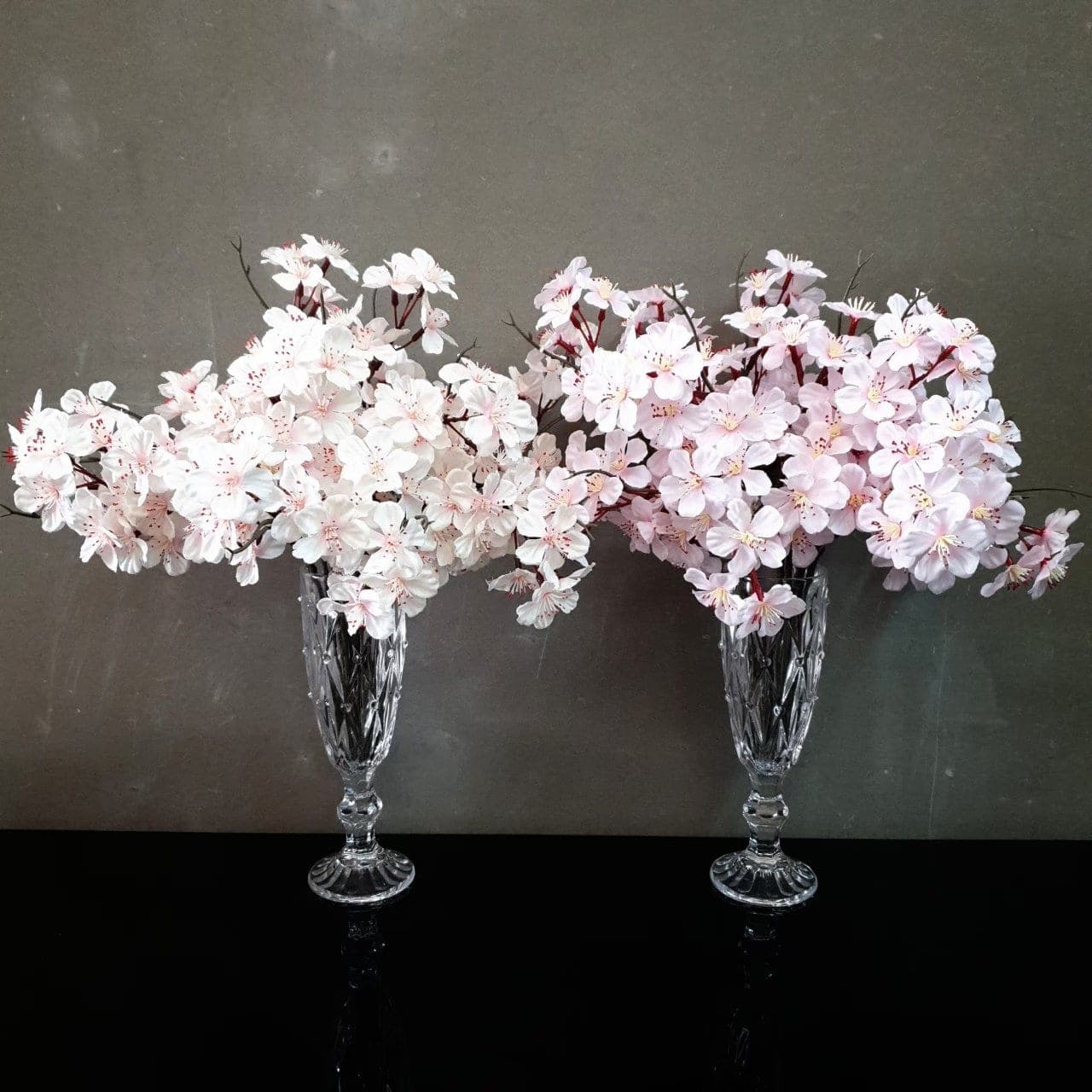 ยามะ ซากุระ ช่อสั้น (P470), Cherry blossom — delicate florets that lend movement to a tall, branching stem.