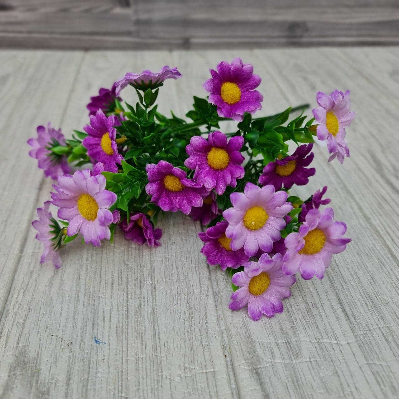เดซี่ 5กิ่ง (AP139), Daisy (5 branches) — fine white petals around a yellow eye for an unfussy, friendly bloom.