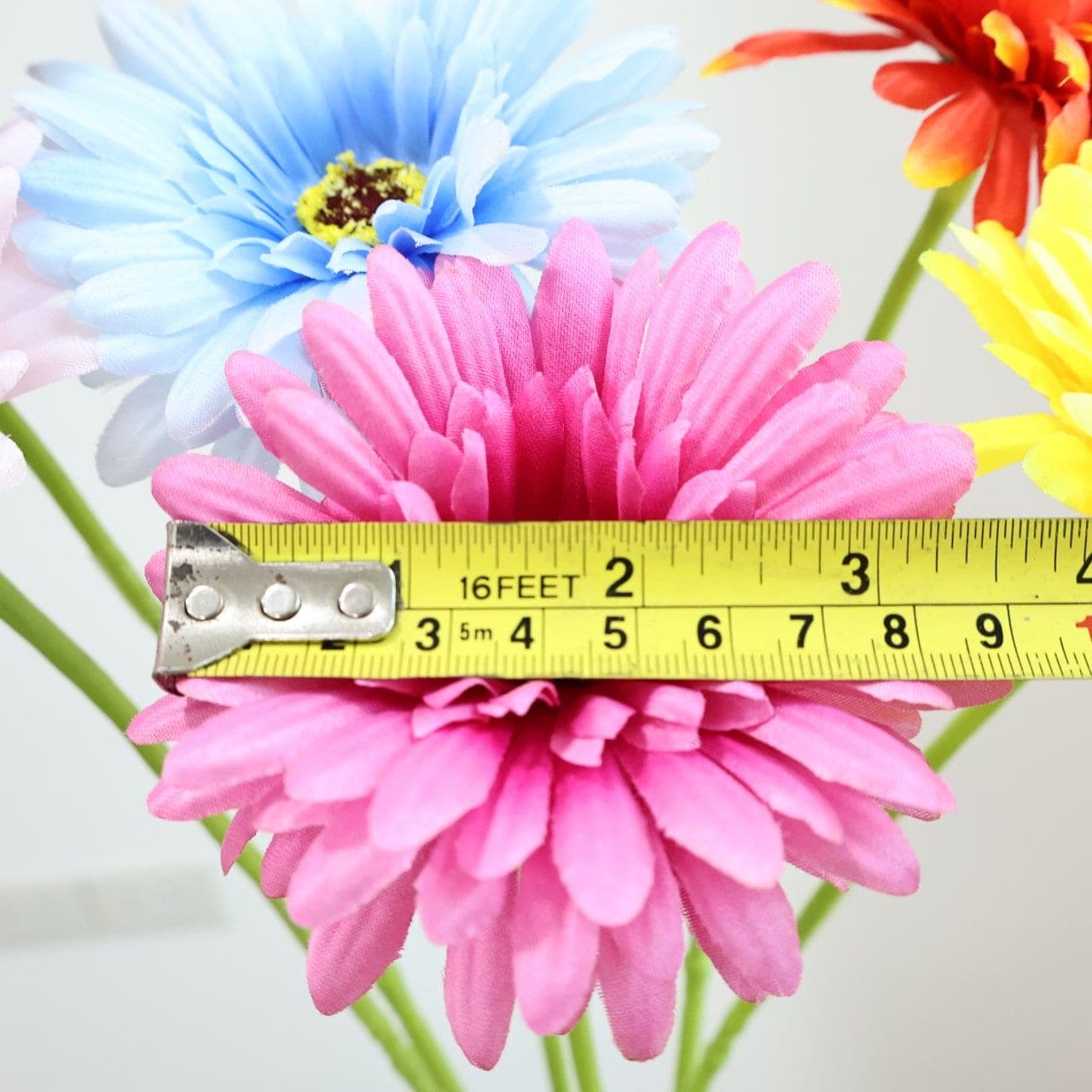 เยบีร่า (GP7), Daisy — a friendly, small-headed bloom that lightens the rhythm of a spray.