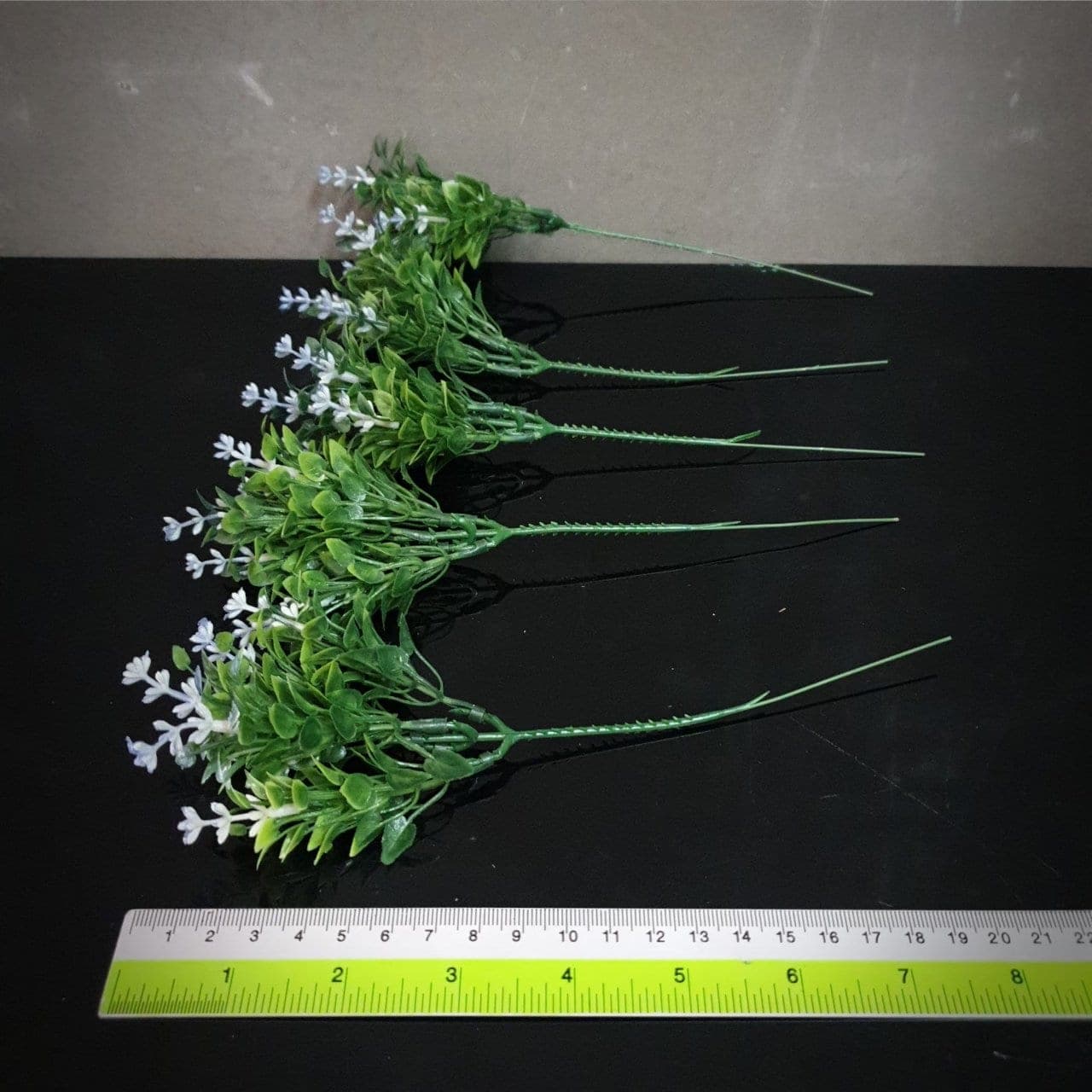 ช่อแซม (DB 08), A spray of filler accent — small scattered blooms that pace the gaps between focal flowers.