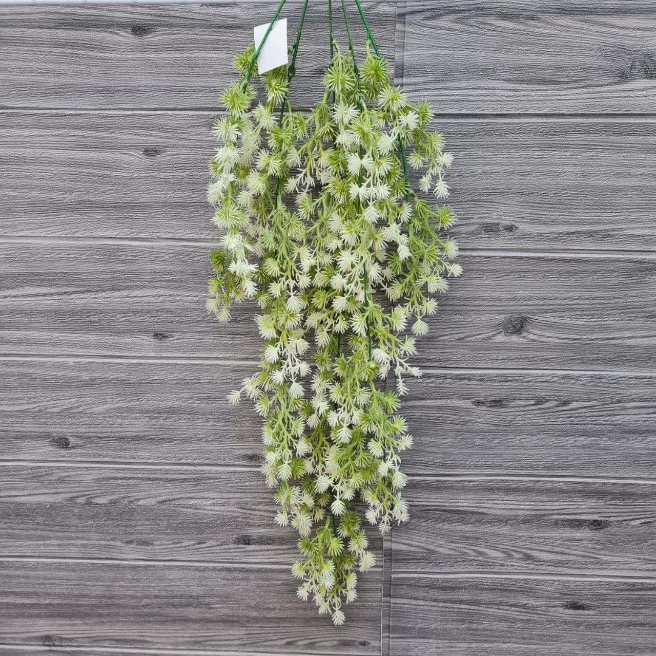 ระย้ารสสุคนธ์ (HK61), Hanging cascade — long stems falling with flowers and leaves to give vertical rhythm.
