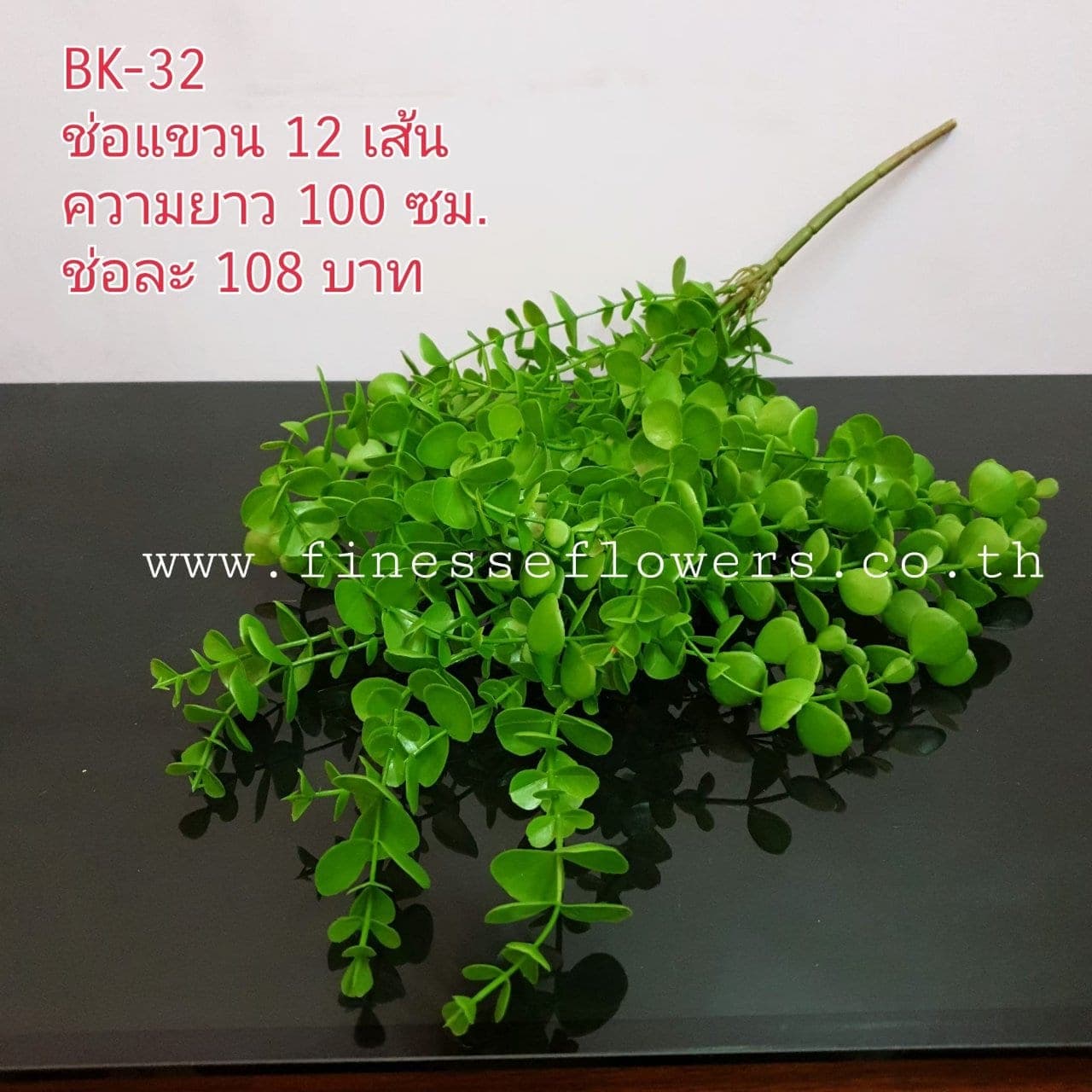 บูเก้ใบแขวน (BK 32), A bouquet of hanging cascade — long stems falling with flowers and leaves to give vertical rhythm.