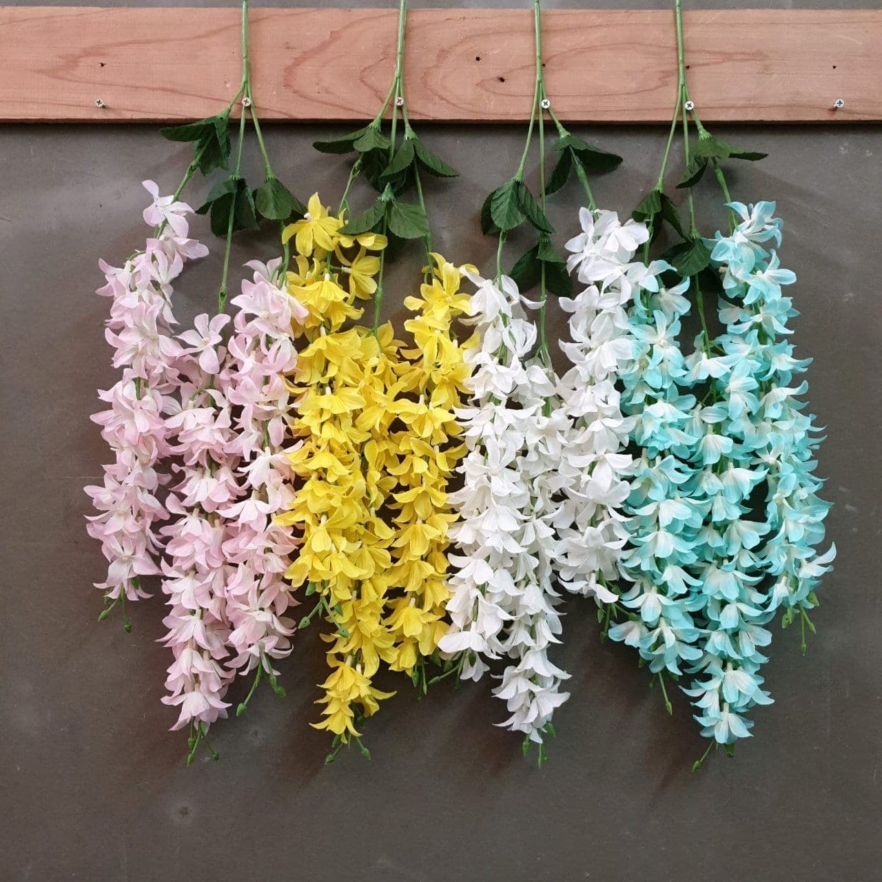 แก้วระย้า 3กิ่ง (P499), Hanging cascade (3 branches) — long stems falling with flowers and leaves to give vertical rhythm.