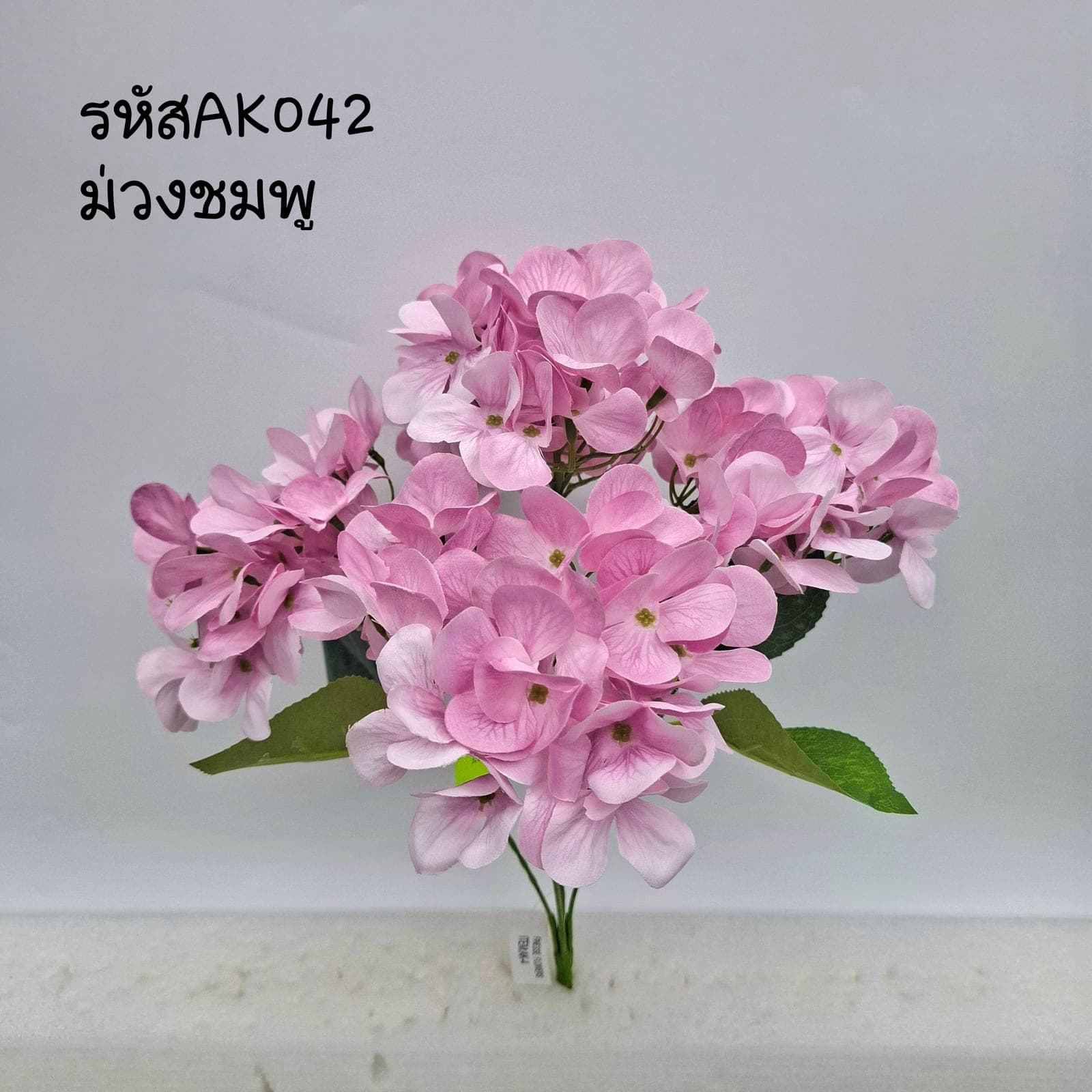 บูเก้ไฮเดนเยีย (AK04), A bouquet of hydrangea — tiny florets clustered into a full, hand-sized globe.
