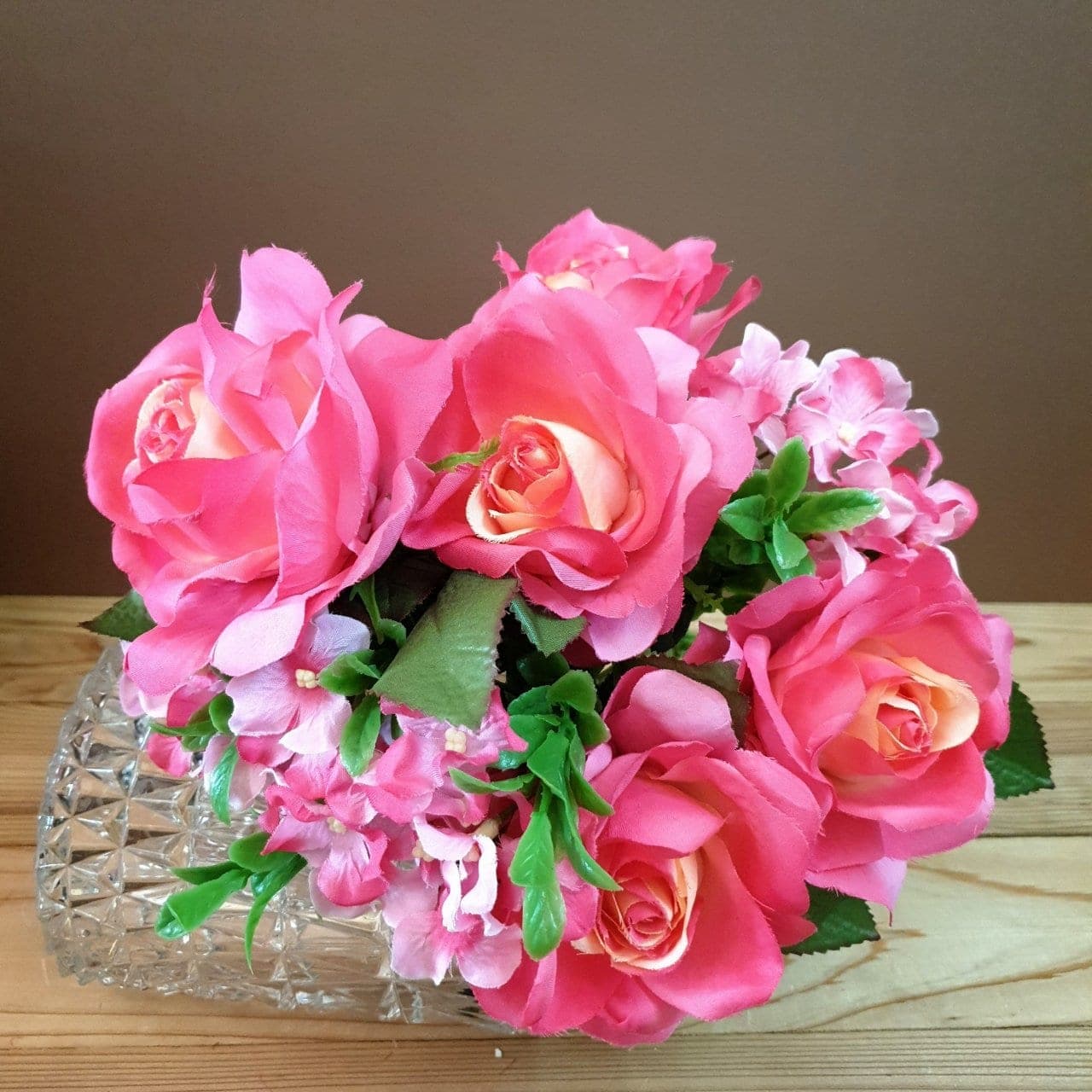 บูเก้หลาบ+ไฮเดรนเยีย P492 (FN10), A bouquet of hydrangea — an oversized head with graduated colour, often used to set composition mass.