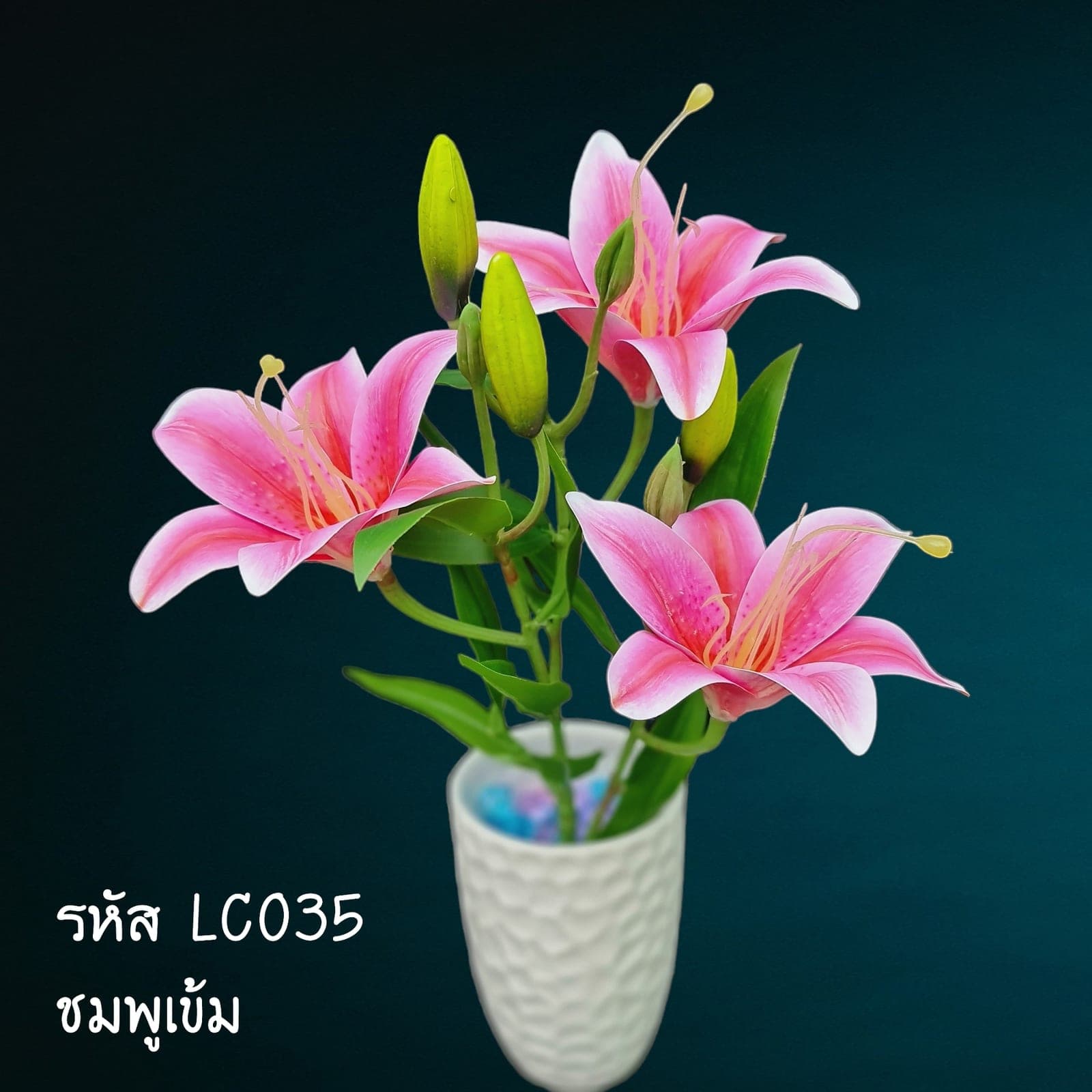 ลิลลี่ 3บ3ต (LC3), Lily — trumpet-form flowers built to anchor a tall vessel as a single focal point.