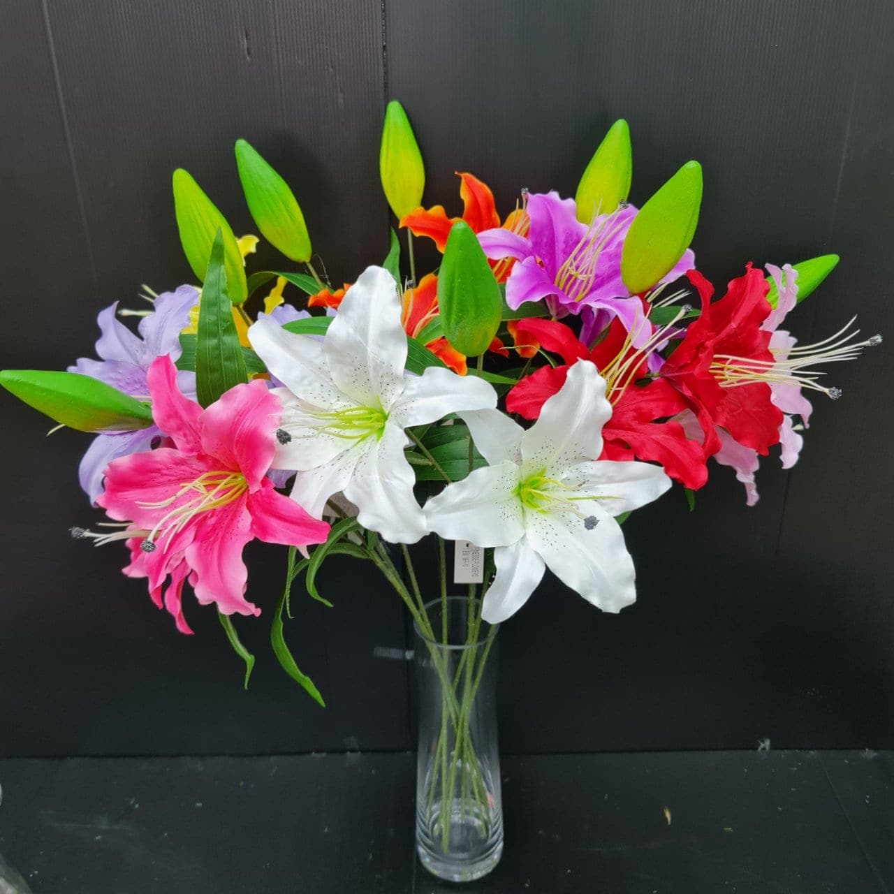 ลิลลี่ (MP10), Lily — trumpet-form flowers built to anchor a tall vessel as a single focal point.