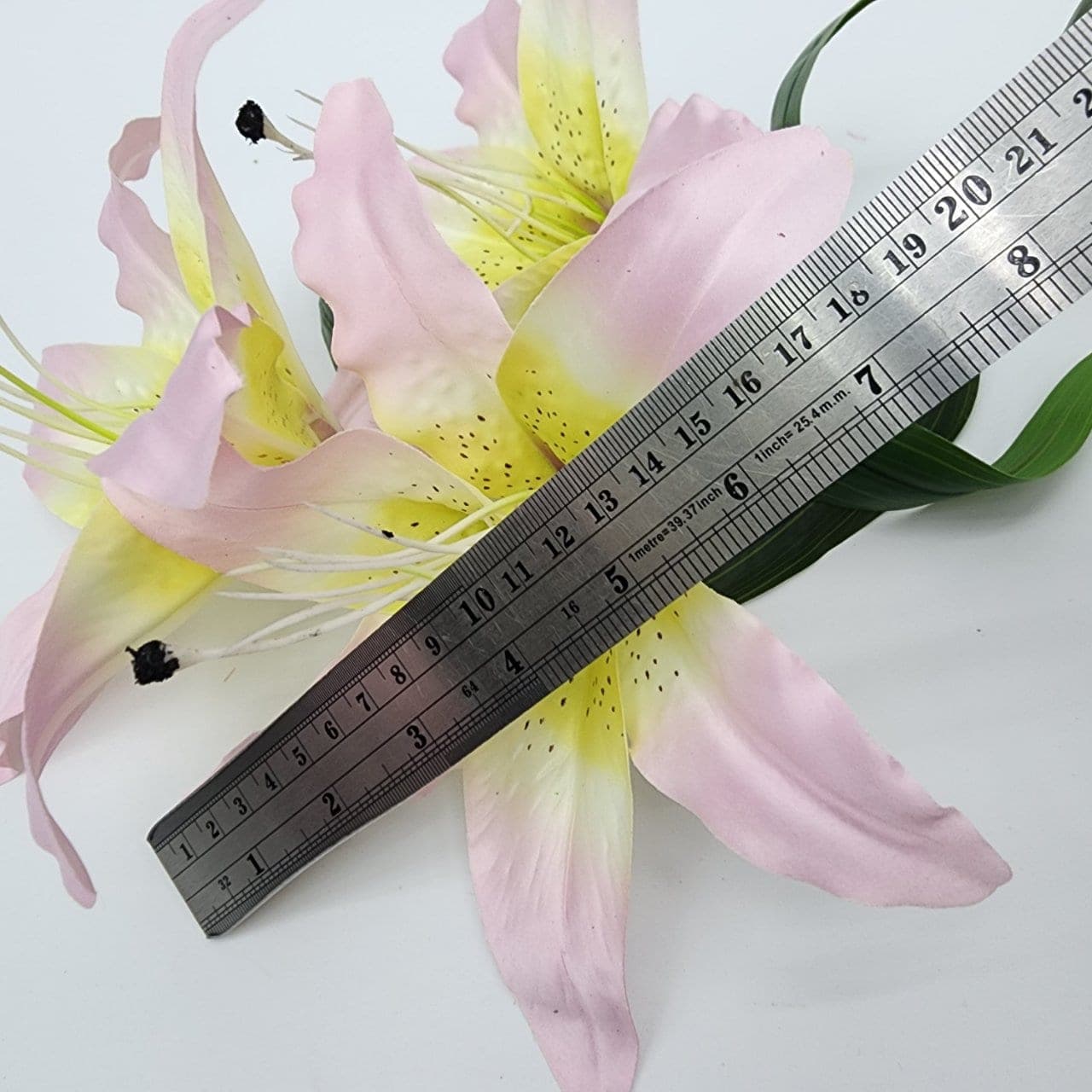 ลิลลี่ 3บาน (MP22), Lily (3 open heads) — trumpet-form flowers built to anchor a tall vessel as a single focal point.