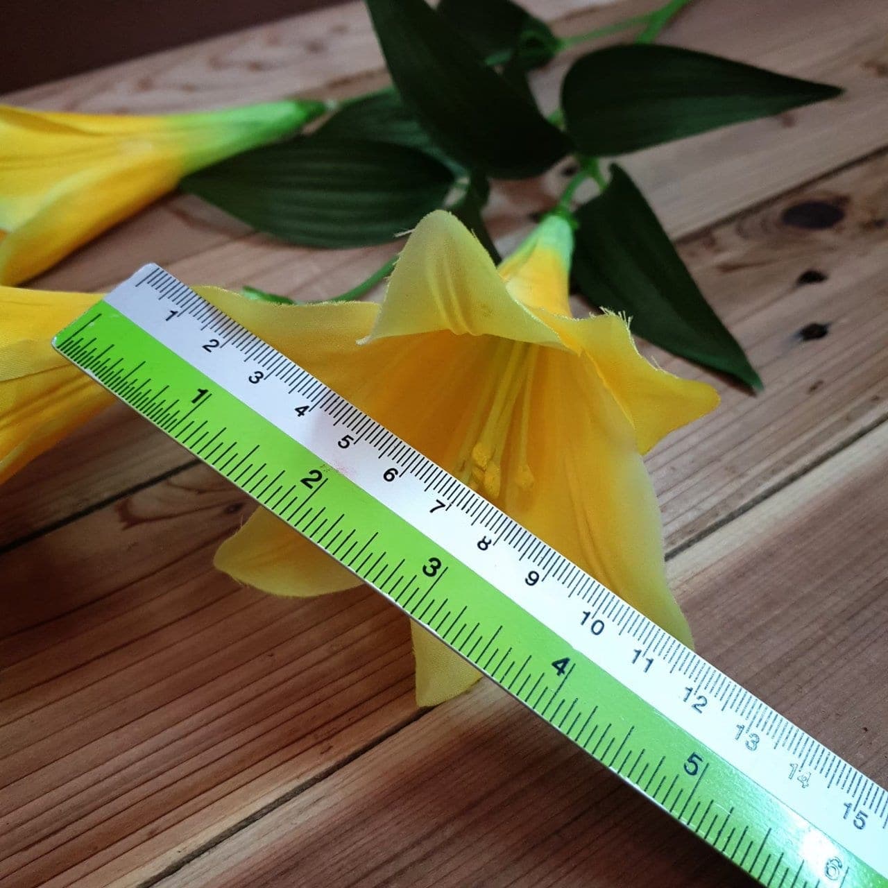ลิลลี่แตร 3ดอก (P 37), Lily (3 blooms) — trumpet-form flowers built to anchor a tall vessel as a single focal point.