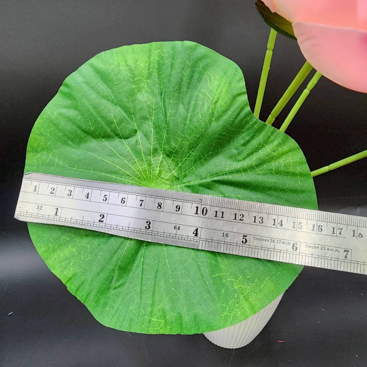 บูเก้บัวหลวง (AAA01), A bouquet of lotus — thick petals on a tall stem, suited to serene ceremonial settings.