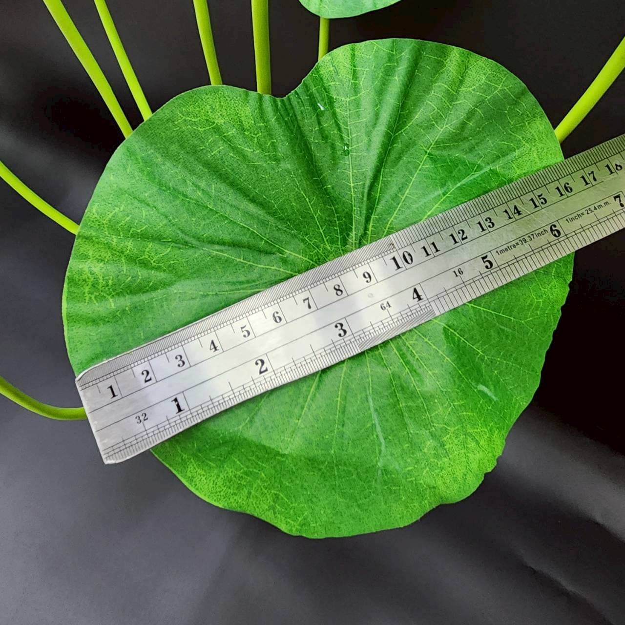 บูเก้บัวสายใหญ่ (AAA03), A bouquet of water lily — delicate petals paired with floating pads for an eastern still life.
