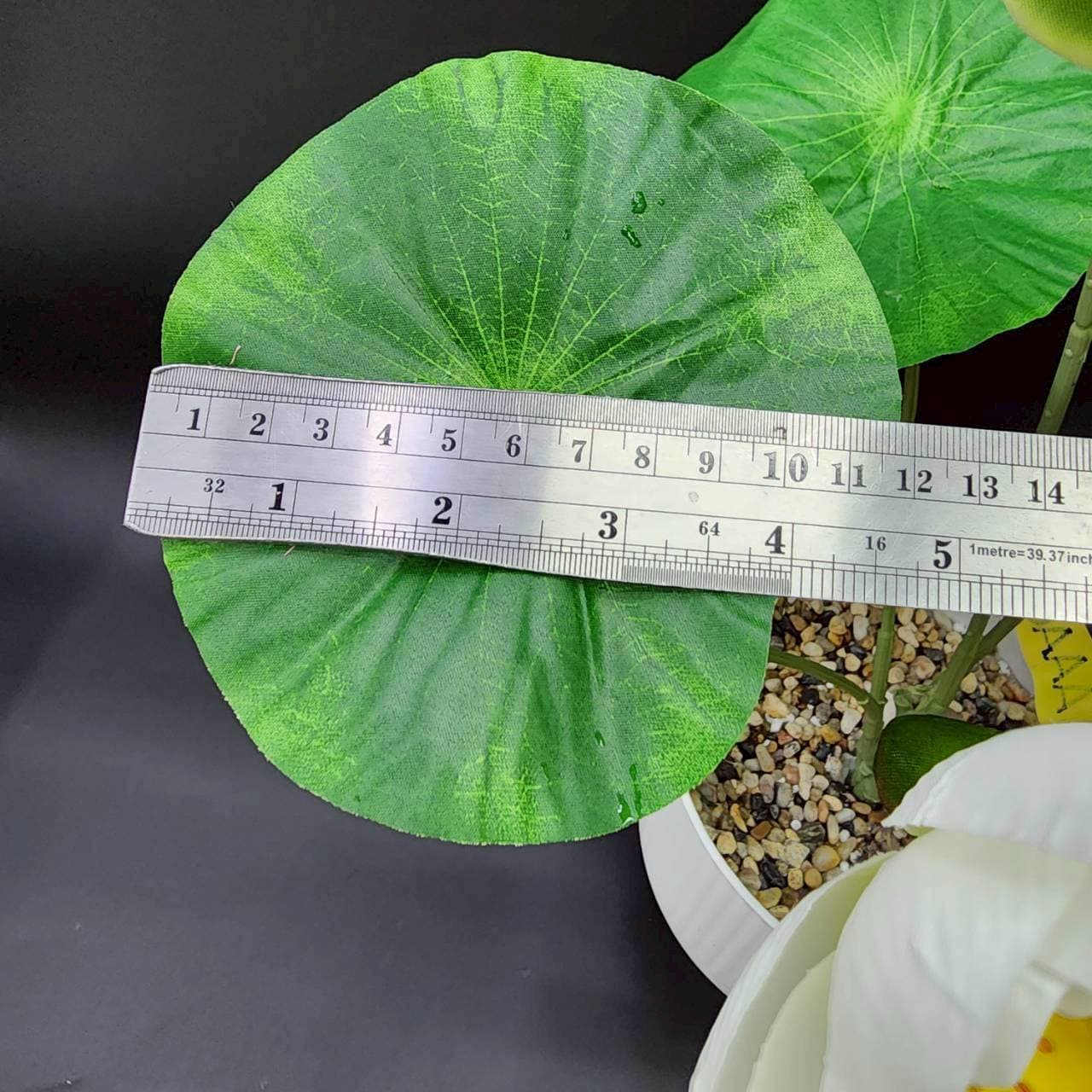 บูเก้บัวหลวง (AAA05), A bouquet of lotus — thick petals on a tall stem, suited to serene ceremonial settings.
