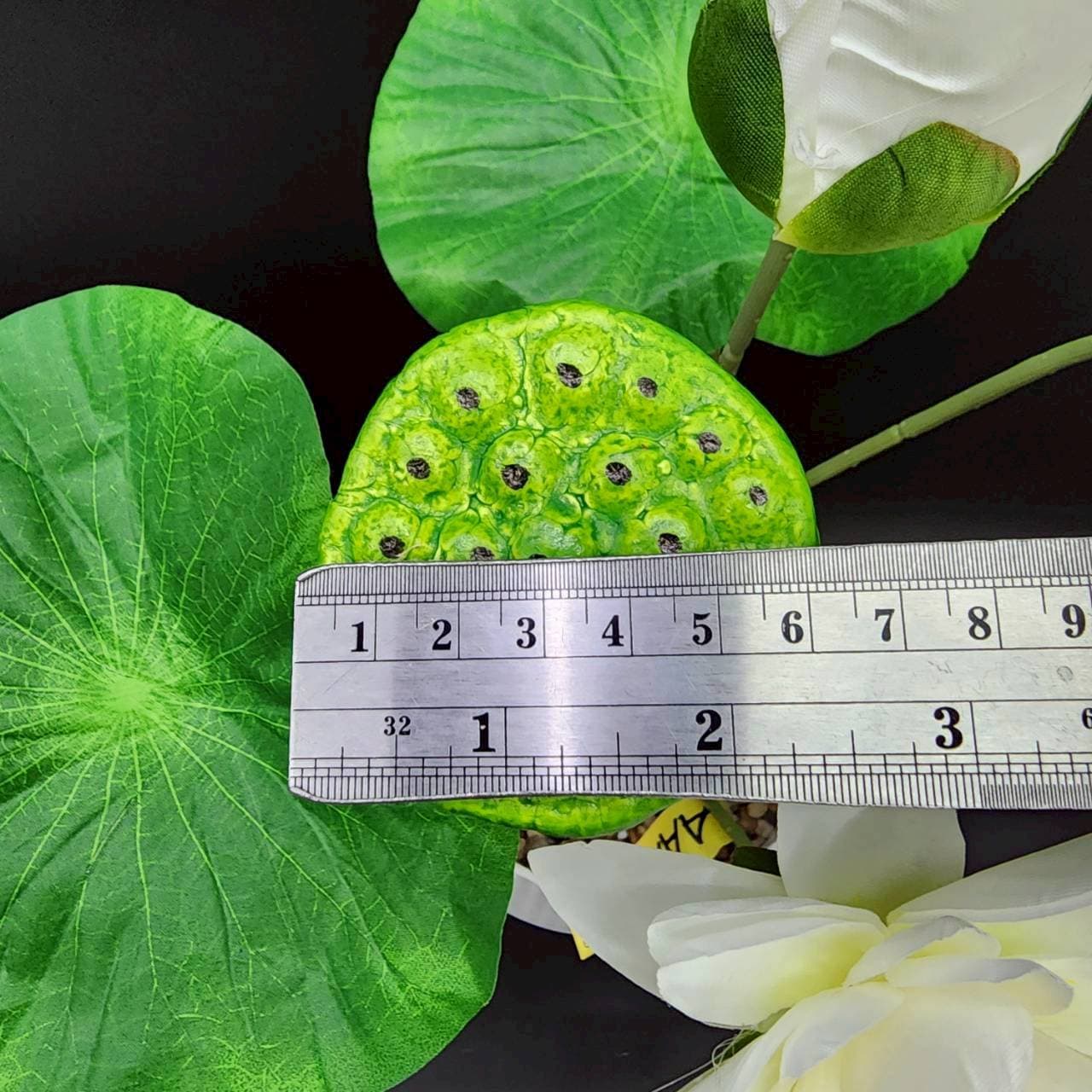 บูเก้บัวสาย (AAA06), A bouquet of water lily — an open, flat-faced form set for shallow bowls and trays.