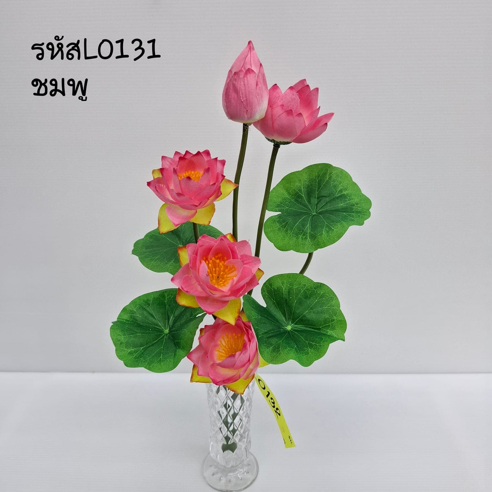 บูเก้บัว (LO13), A bouquet of lotus — an open, soft-petalled form with a quiet, balanced rhythm.