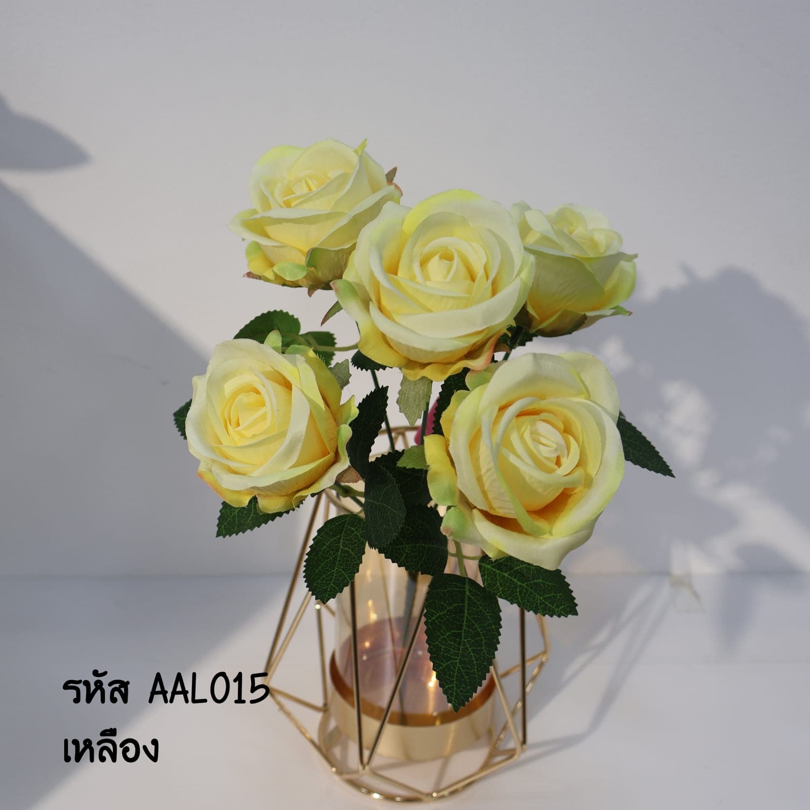 บูเก้กุหลาบ 5 ดอก (AAL01), A bouquet of rose (5 blooms) — velvet petals folded into opening, multi-layered tiers.
