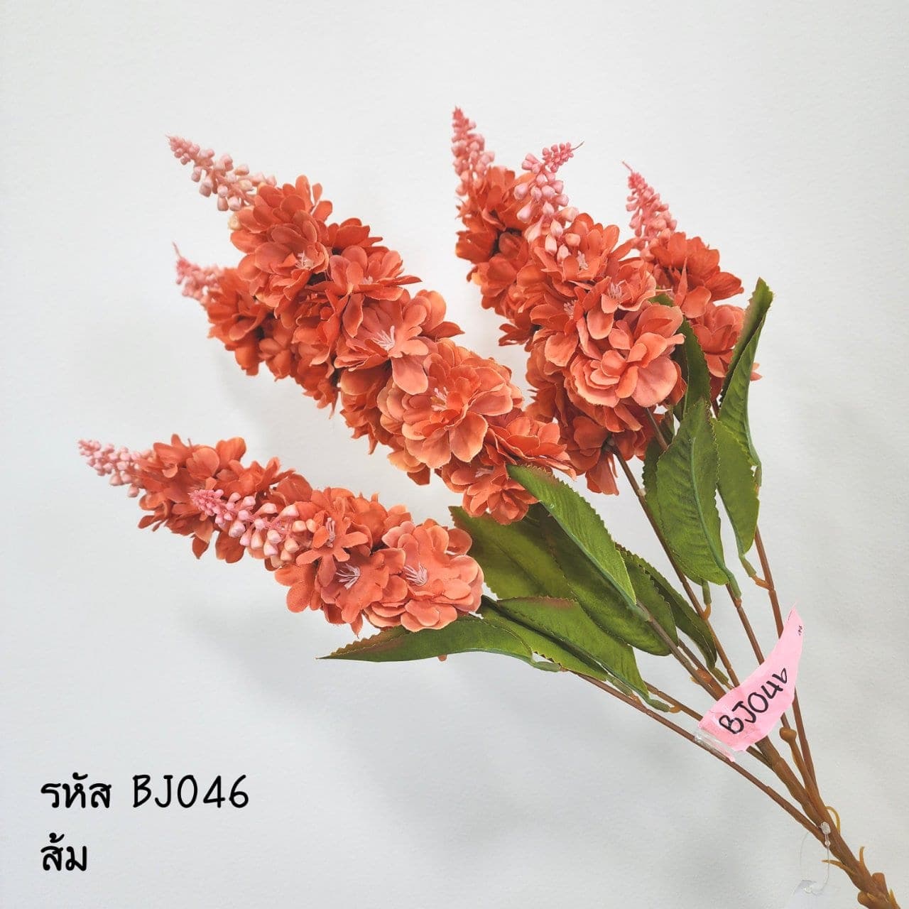 ไลทั่ม (BJ4), Sculptural single stem — a tall stem with a defined silhouette built to anchor a tall vessel.