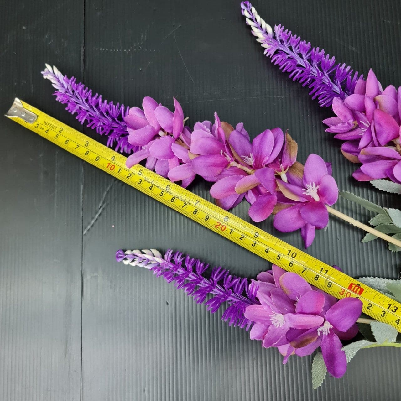 ไลทั่ม 3กิ่ง (CE8), Sculptural single stem (3 branches) — a tall stem with a defined silhouette built to anchor a tall vessel.