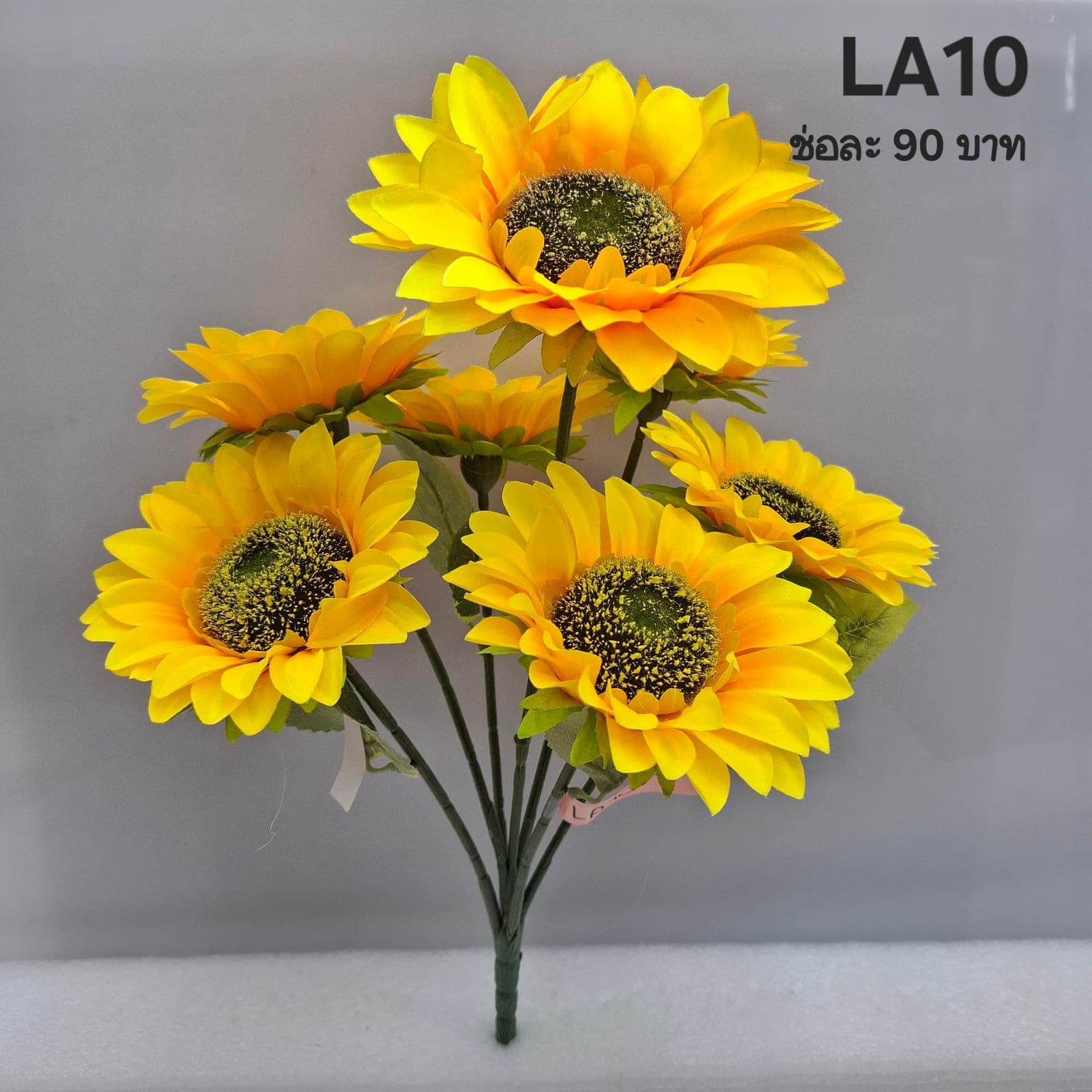 บูเก้ทานตะวัน 7 ดอก (LA10), A bouquet of sunflower (7 blooms) — a wide head on a long stem, set to brighten the composition.