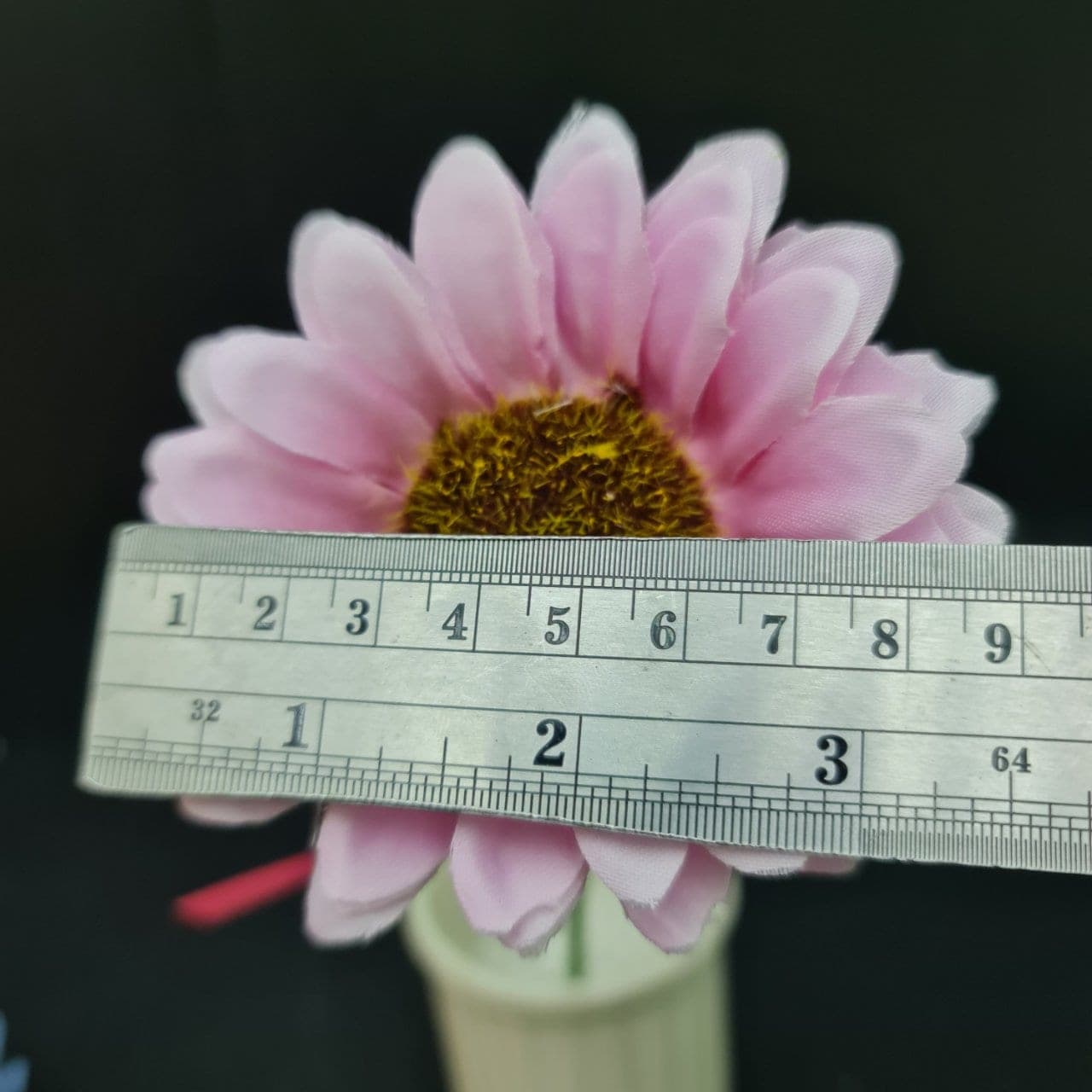 ทานตะวัน (LV1), Sunflower — a wide head on a long stem, set to brighten the composition.