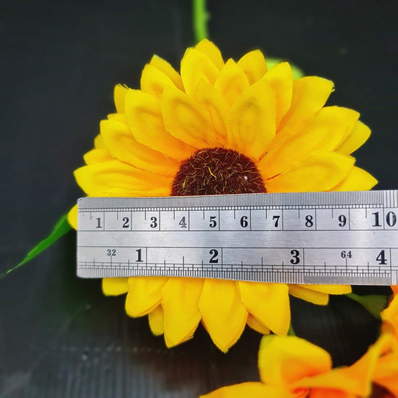 ทานตะวัน 3ดอก (LV3), Sunflower (3 blooms) — a dark seed disk ringed by saturated golden ray petals.