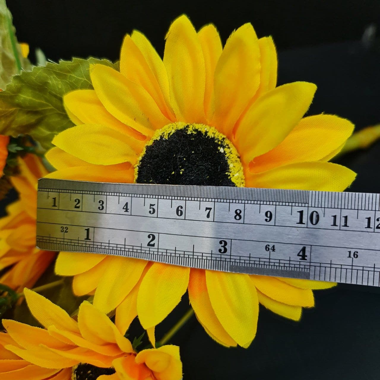 ทานตะวัน 5ดอก (LV4), Sunflower (5 blooms) — a wide head on a long stem, set to brighten the composition.