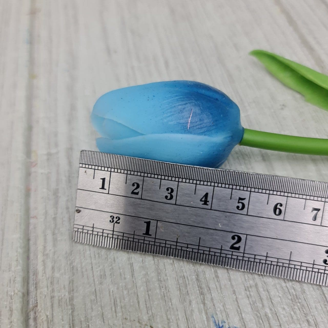 ทิวลิปยาง (BM1), Tulip — cupped petals on lithe stems that move with an organic rhythm.