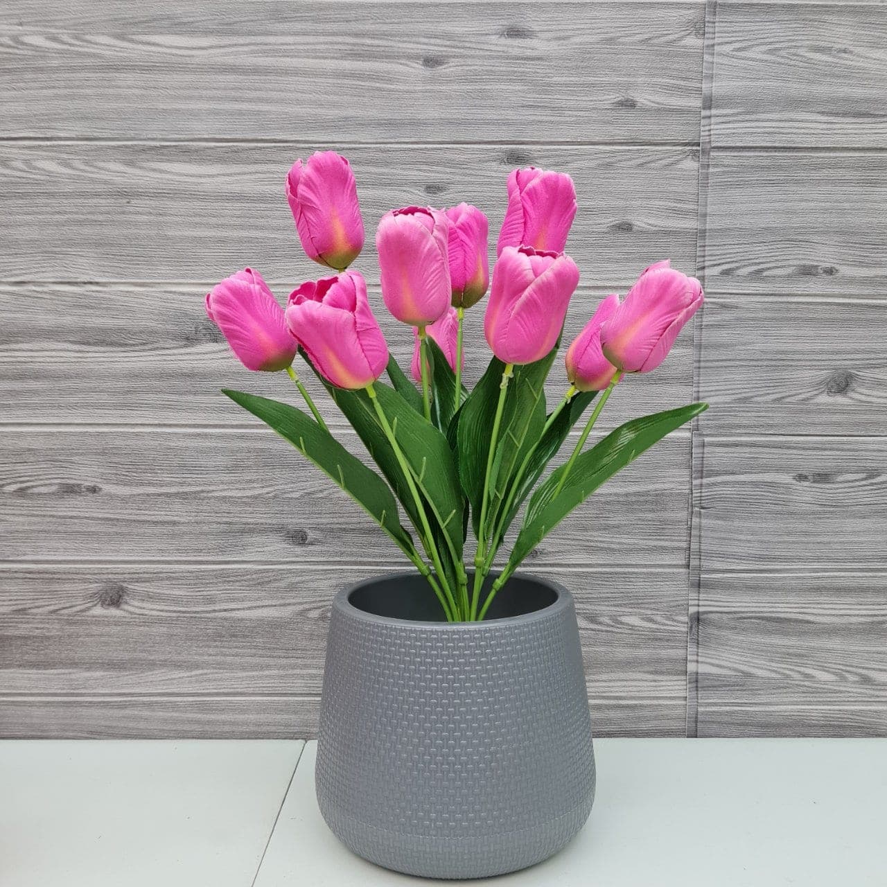 บูเก้ทิวลิปใหญ่ 10ดอก (X5SQJ1U), A bouquet of tulip (10 blooms) — a tear-drop head on a fresh green stem for a clean, minimal line.