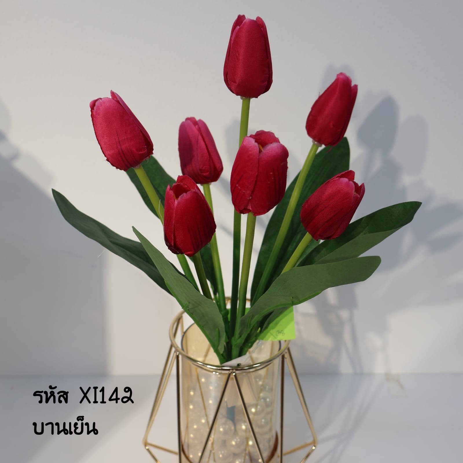 บูเก้ทิวลิป 7 ดอก (XI14), A bouquet of tulip (7 blooms) — a tear-drop head on a fresh green stem for a clean, minimal line.