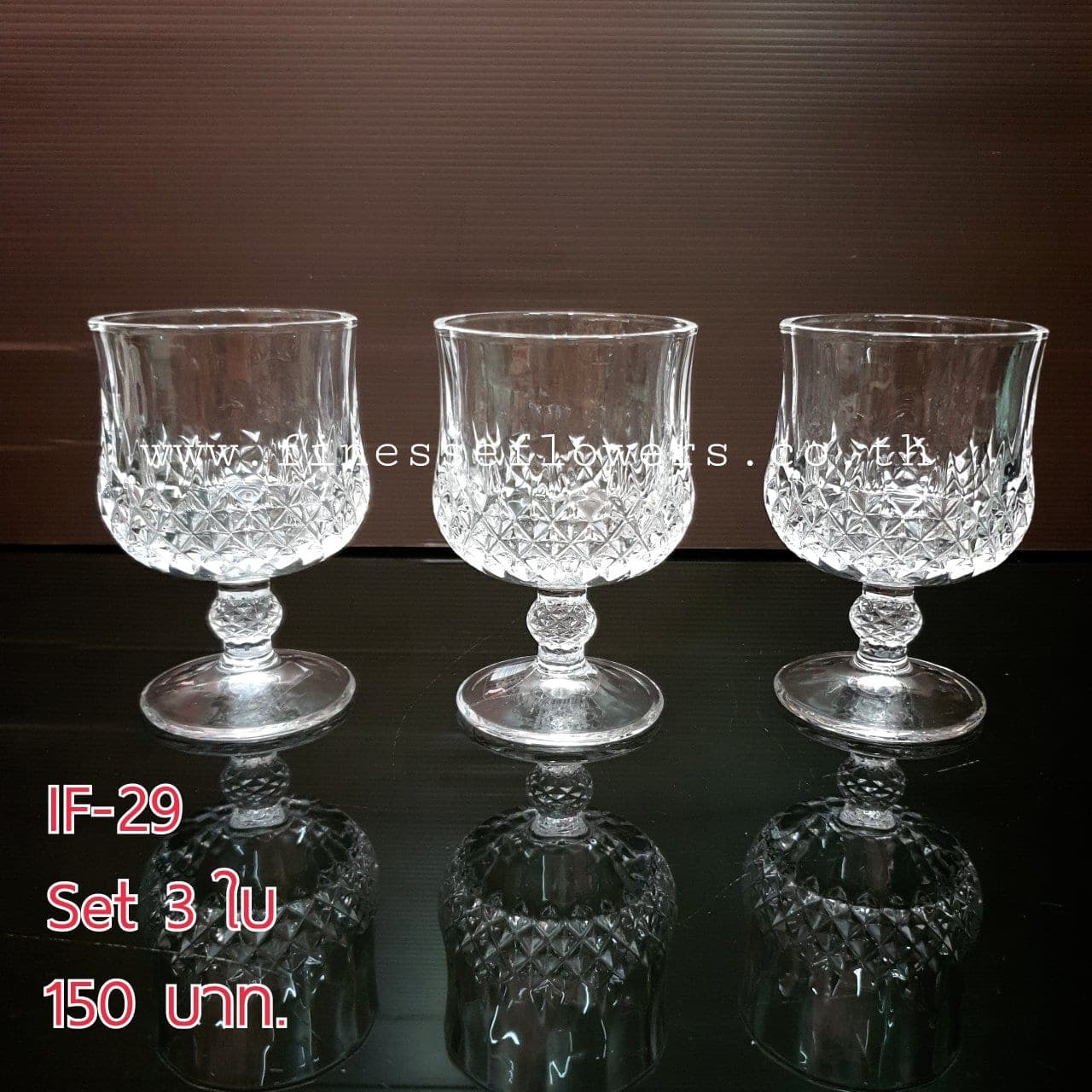 แจกัน IF (X9WOW1K), Vase — ceramic and glass vessels chosen to hold and frame the arrangement.